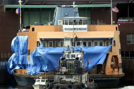 Un traversier heurte un quai à New York. Au moins 40 blessés. Des... (Photo: AFP)