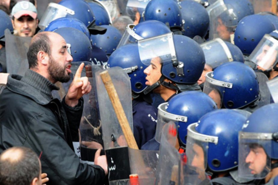 La Manifestation D Alger Reprimee Un Depute Grievement Blesse La Presse