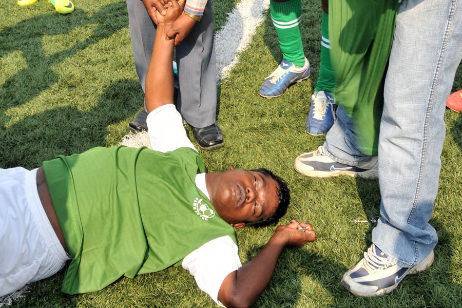 Un footballeur indien meurt après s'être effondré sur le terrain | La Presse