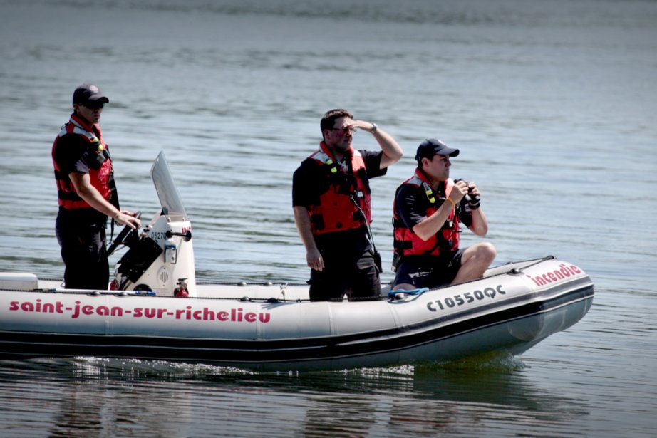 Des recherches ont été entamées en bateau dimanche... (Photo Marco Campanozzi, La Presse)