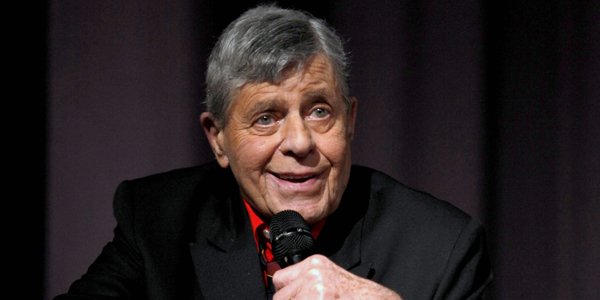 Le comédien de légende Jerry Lewis, hospitalisé après s'être évanoui dans... (AP)