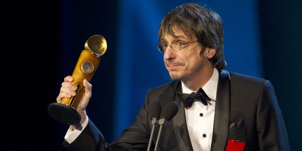 Philippe Falardeau est allé cueillir le trophée du... (Robert Skinner, La Presse)
