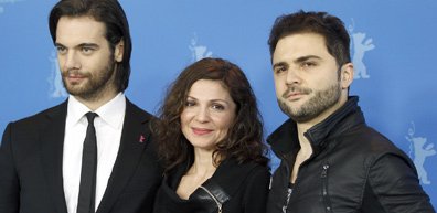 Les acteurs Theo Alexander, Tamila Koulieva et le... (Photo AP)