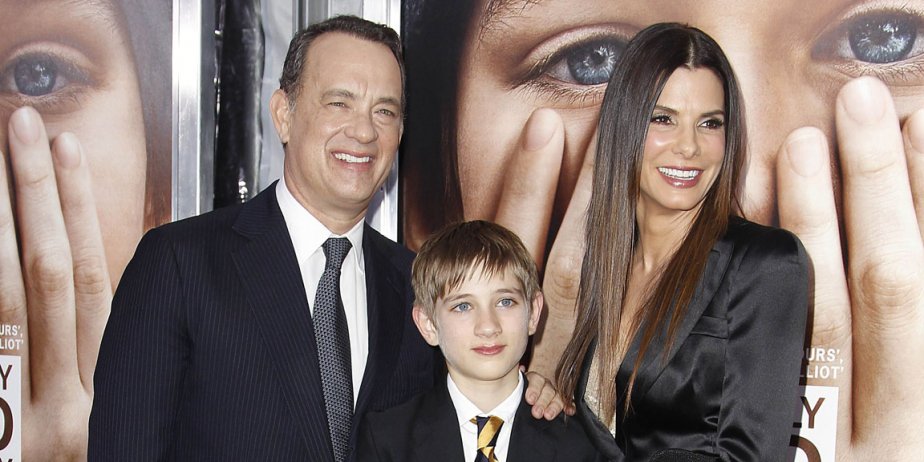 Tom Hanks et Sandra Bullock entourent le jeune... (Reuters)
