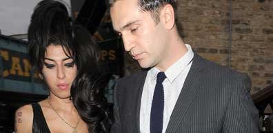 Amy Winehouse et Reg Traviss.... (Photo Reuters)