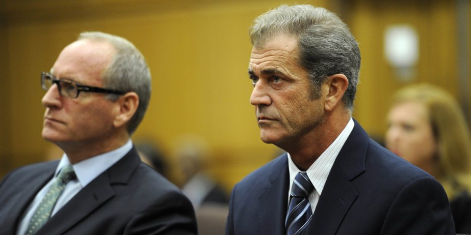 Mel Gibson et son avocat au tribunal aujourd'hui.... (AFP)