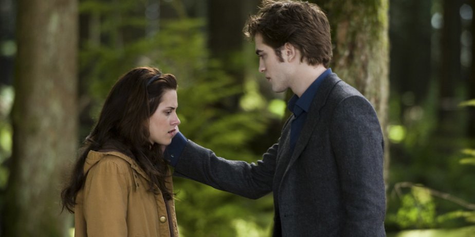 Kristen Stewart et Robert Pattinson dans Twilight: New... (AP)