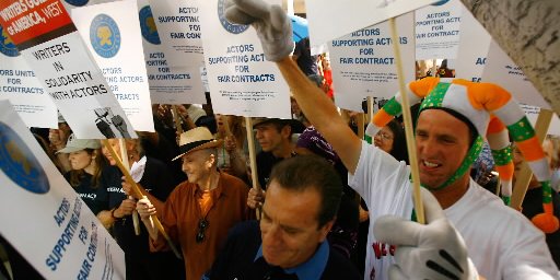 Les membres du «Screen Actors Guild» ont manifesté... (AFP)