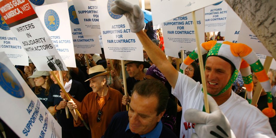 Les membres du Screen Actors Guild tiennent une... (Reuters)