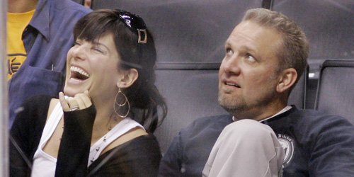 Sandra Bullock et Jesse James.... (AP)