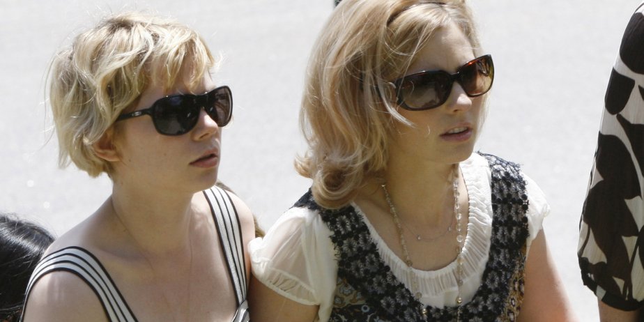 L'ex-fiancée de Heath Ledger, Michelle Williams (gauche), accompagne... (AP)