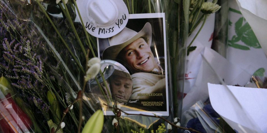 Des dizaines d'admirateurs de Heath Ledger ont déposé... (Reuters)