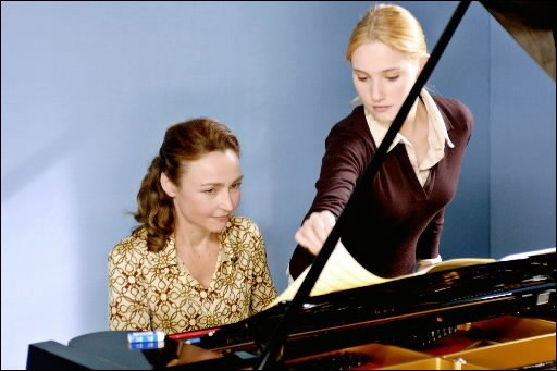 Deborah François (à droite) et Catherine Frot jouent...