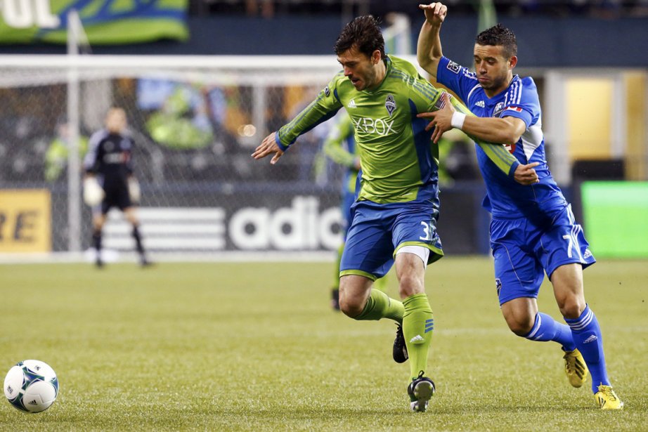 À l'aide de son corps, Brad Evans (à... (Photo Bettina Hansen, AP)