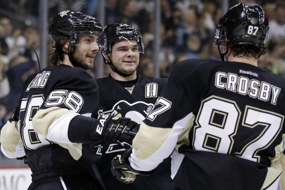Chris Kunitz (au centre), des Penguins de Pittsburgh,... (Photo Gene J. Puskar, AP)