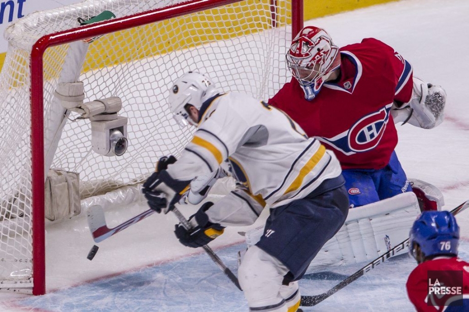 Thomas Vanek marque contre Carey Price... (Photo Olivier Pontbriand, La Presse)
