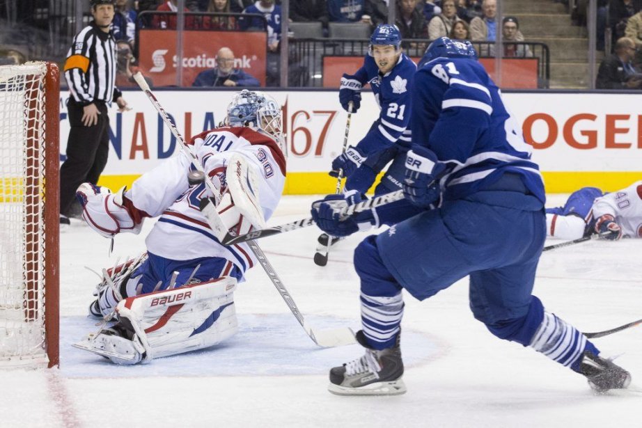 Phil Kessel bat Peter Budaj.... (Photo Chris Young, La Presse Canadienne)