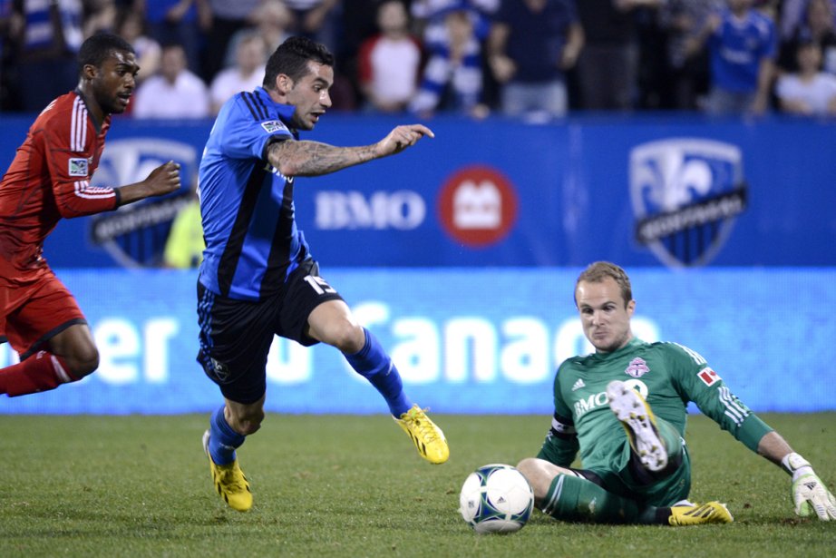 Andres Romero (au centre) a trucidé la défense... (Photo Bernard Brault, La Presse)