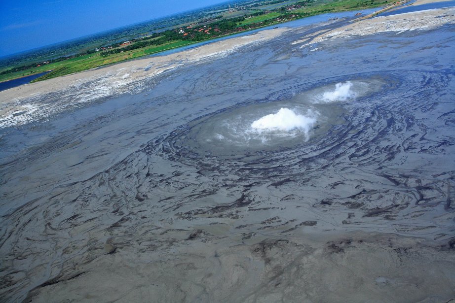  Volcan de boue  en Indon sie la nature responsable selon 