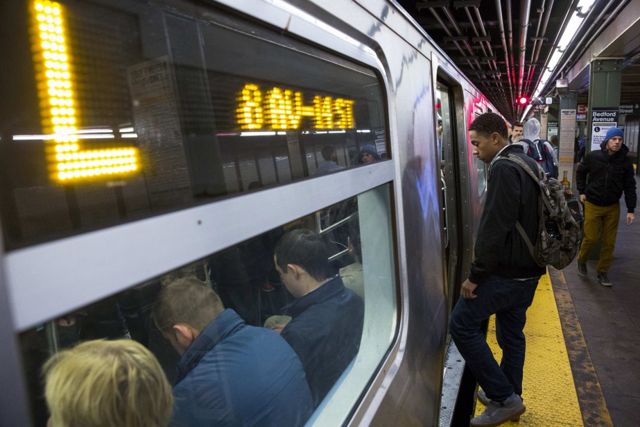 New York man pushed onto subway tracks dies