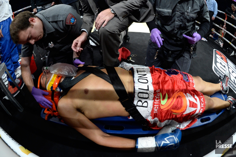 Roberto Bolonti a été transporté hors du ring... (Photo Bernard Brault, La Presse)