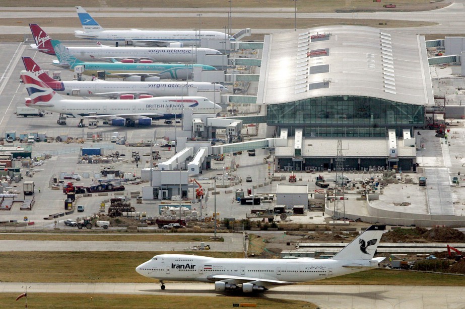 Un homme entre illégalement dans un avion à l'aéroport de ...