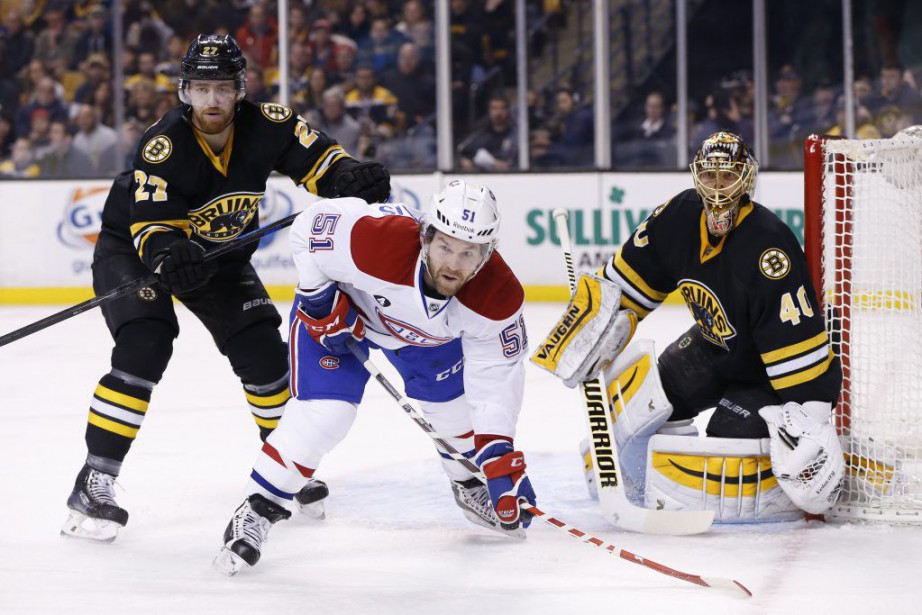 Dougie Hamilton (27) tente de déloger David Desharnais... (PHOTO GREG M. COOPER, USA TODAY)