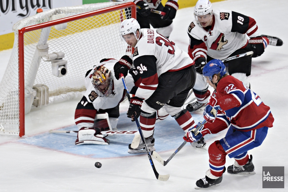 Le gardien Mike Smith se dresse devant un... (PHOTO BERNARD BRAULT, LA PRESSE)