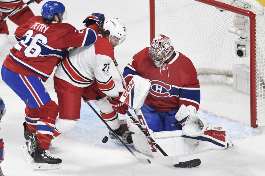 Le défenseur Jeff Petry retient Justin Faulk devant... (PHOTO BERNARD BRAULT, LA PRESSE)