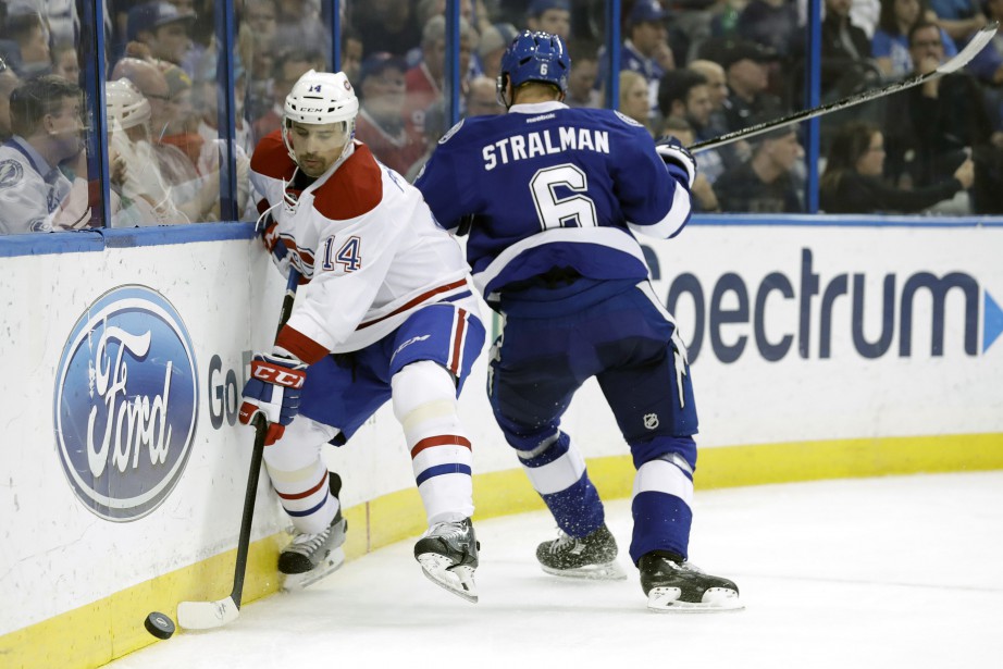 Tomas Plekanec coutourne le défenseur du Lightning Anton... (Photo Chris O'Meara, AP)