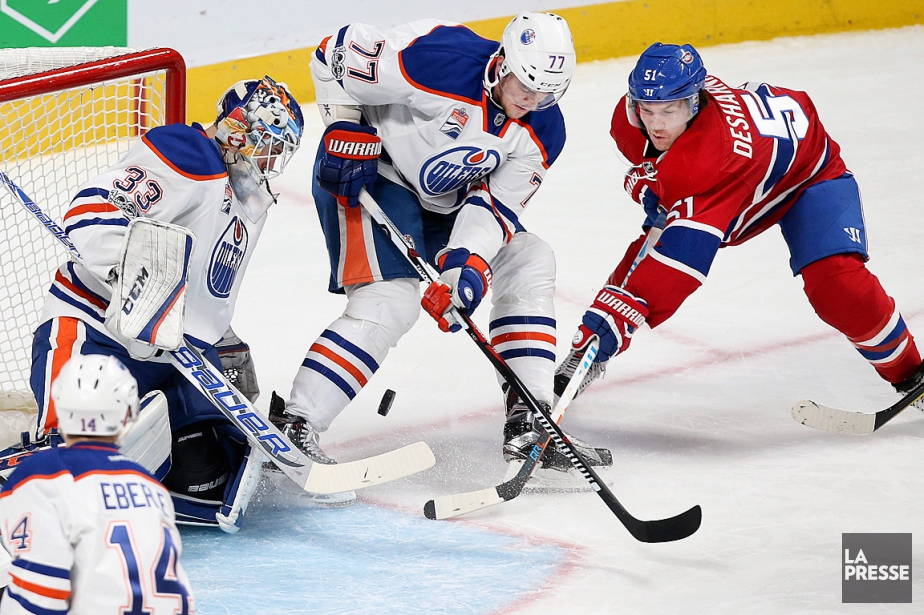David Desharnais tente de prendre possession de la... (PHOTO ROBERT SKINNER, LA PRESSE)
