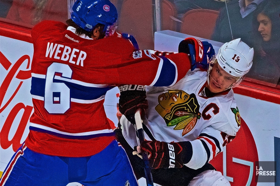 Shea Weber met en échec Jonathan Toews... (PHOTO ANDRÉ PICHETTE, LA PRESSE)