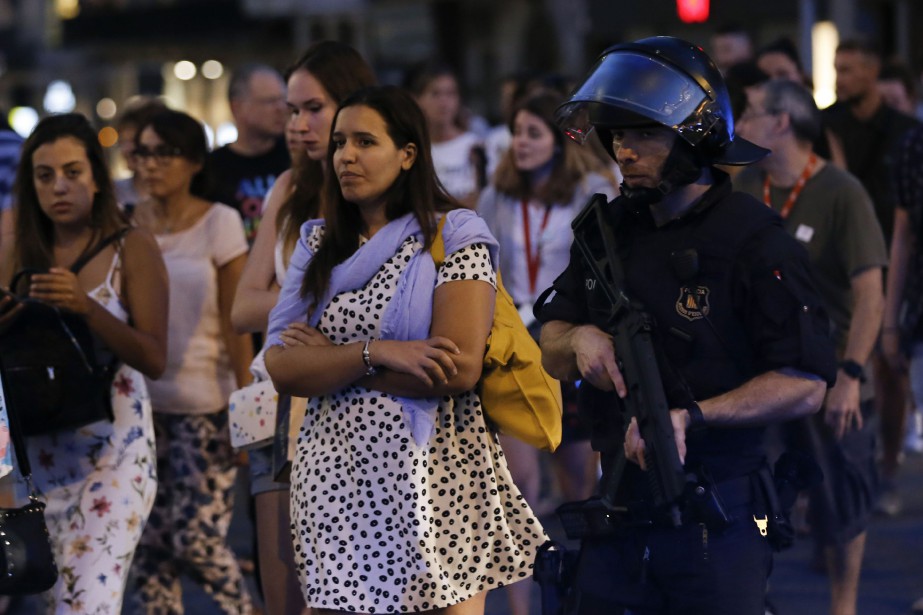 Les policiers évacuent les civils présents sur l'avenue La... (Photo PAU BARRENA, AFP)