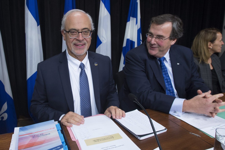 Le ministre des Finances, Carlos Leitao, et le... (Photo Jacques Boissinot, PC)