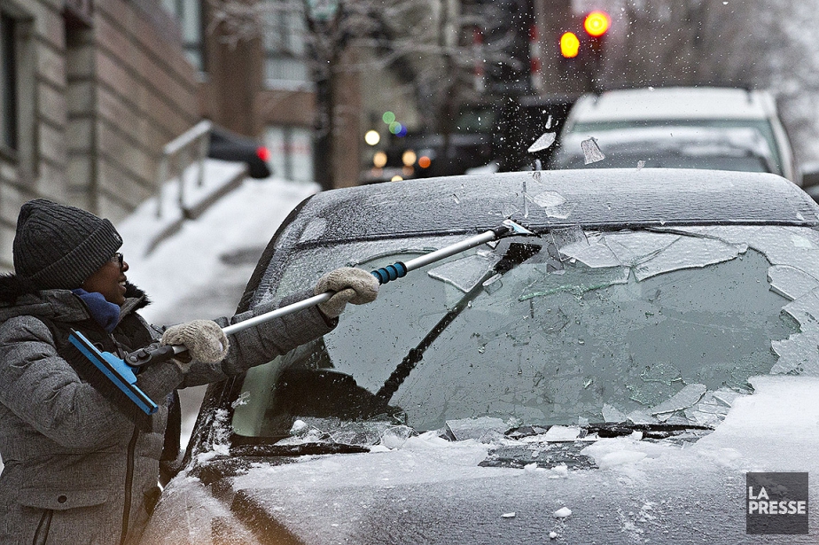 Une femme déglace son vehicule sur la rue... (Patrick Sanfaçon, La Presse)