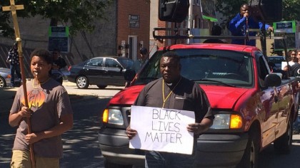 Des gens ont défilé dans la rue pour...