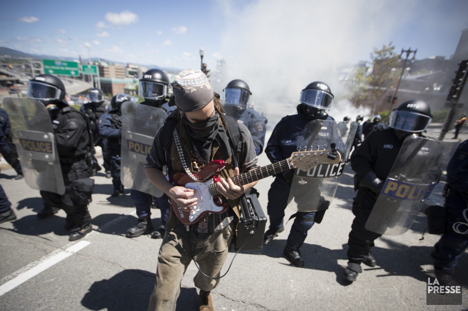 Un manifestant a offert un solo de guitare... (Photo Ivanoh Demers, La Presse)