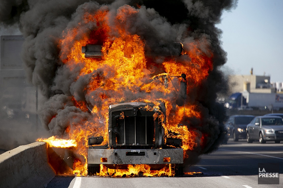 Un Camion Lourd Prend Feu Sur L A40 Est La Presse