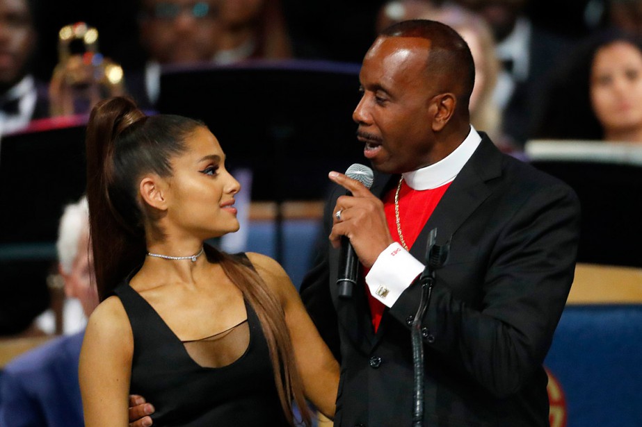 Un Eveque S Excuse Pour Avoir Touche La Poitrine D Ariana Grande La Presse