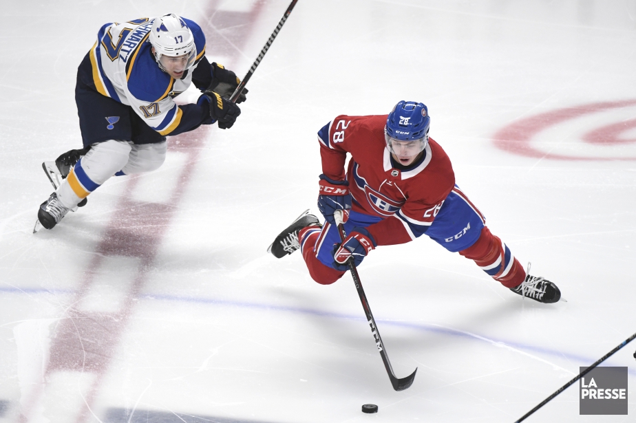 Mike Rielly tente de déjouer Jaden Schwartz.... (Photo Bernard Brault, La Presse)