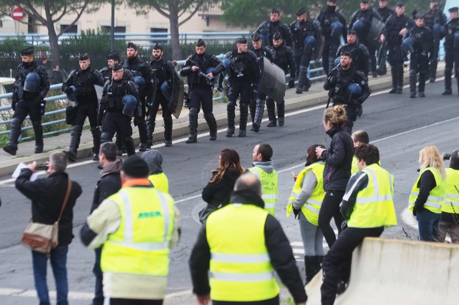 Les Gilets Jaunes Poursuivent Leurs Actions Macron