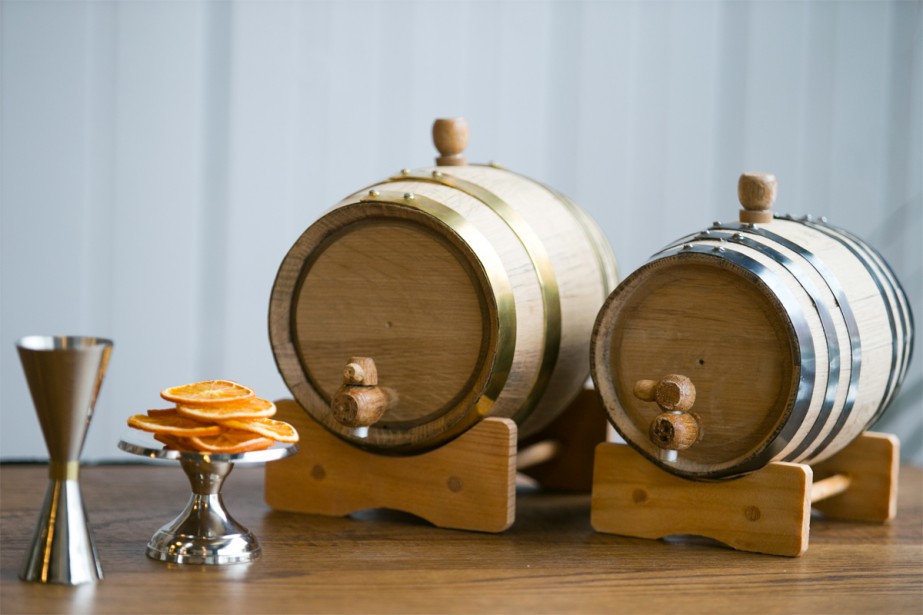 bouchon et baril Rouge MINUS ONE Tonneau en bois de chêne personnalisé pour whisky ou tonneau de vin avec robinet 1,5 l 