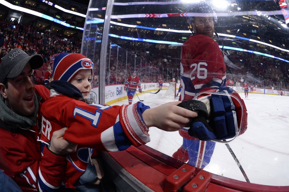 Jeff Petry donne une rondelle à un jeune... (Photo USA TODAY Sports)