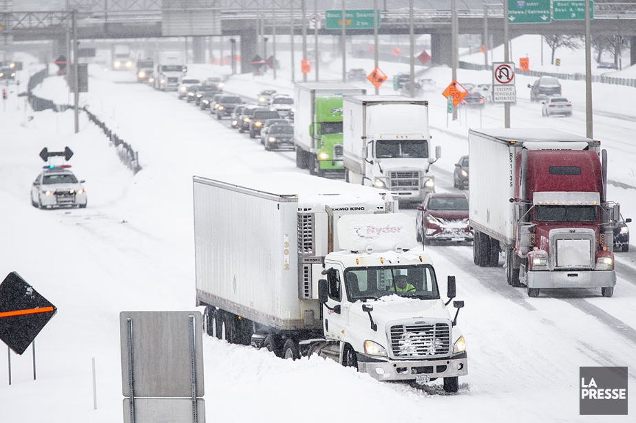 Une importante tempête de neige s'est abattue... (PHOTO DAVID BOILY, LA PRESSE)