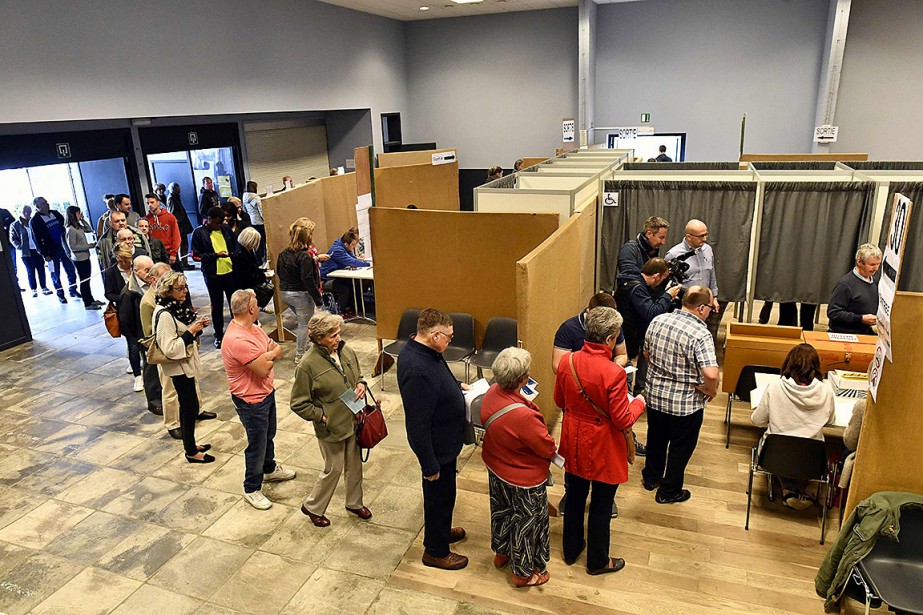 https://images.lpcdn.ca/924x615/201905/26/1642845-electeurs-patientent-bureau-vote-limal.jpg