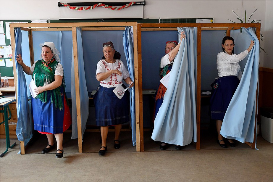 https://images.lpcdn.ca/924x615/201905/26/1642847-quatre-femmes-rendues-urnes-habillees.jpg