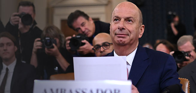 Destitution: un ambassadeur dit avoir suivi les «ordres» de Trump sur l'Ukraine