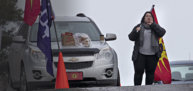 La barricade maintenue à Kahnawake, accalmie à Kanesatake